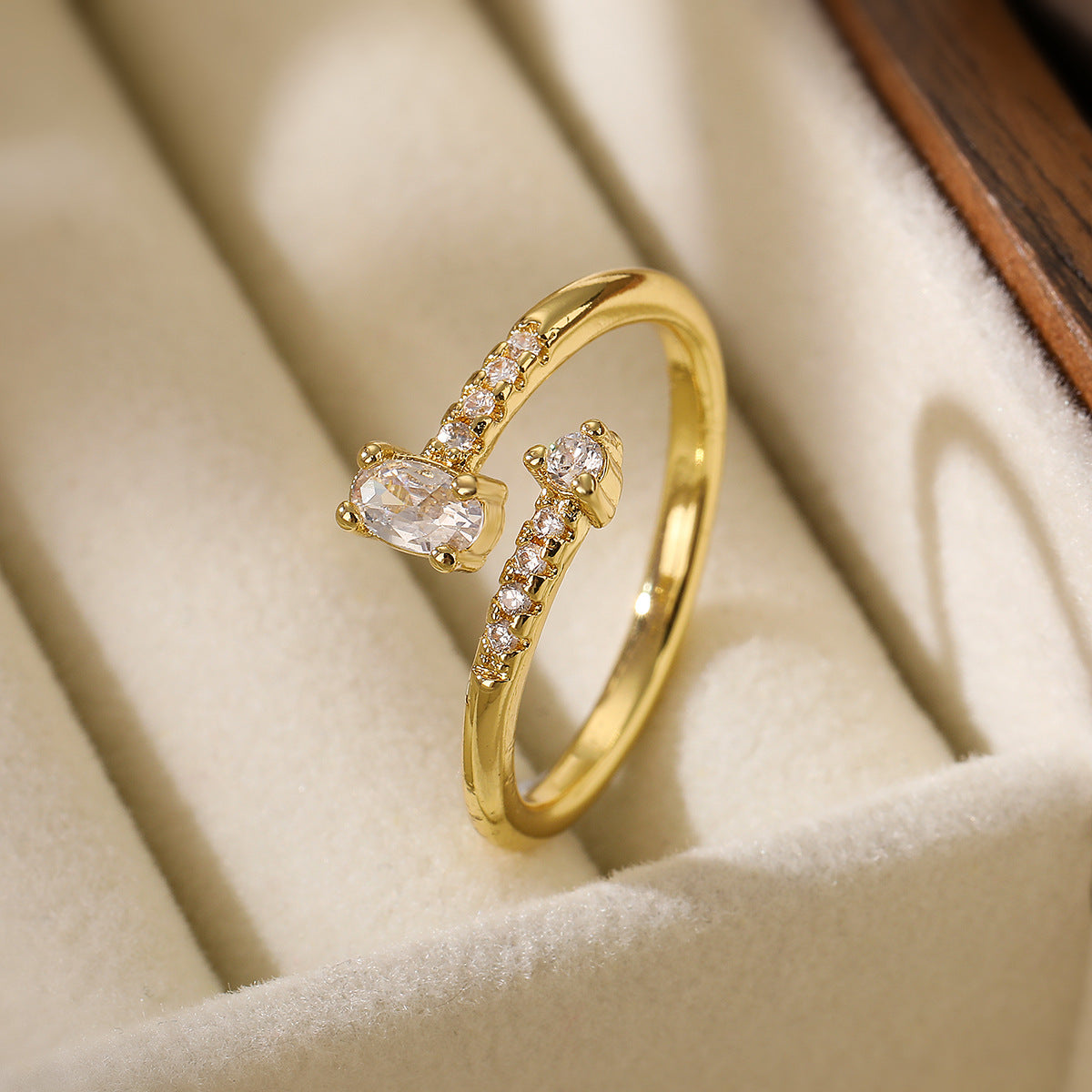 Anello Minimalista Geometrico in Rame con Placcatura in Oro 18K e Intarsio in Zircone per Donna Anello alla Moda Regolabile
