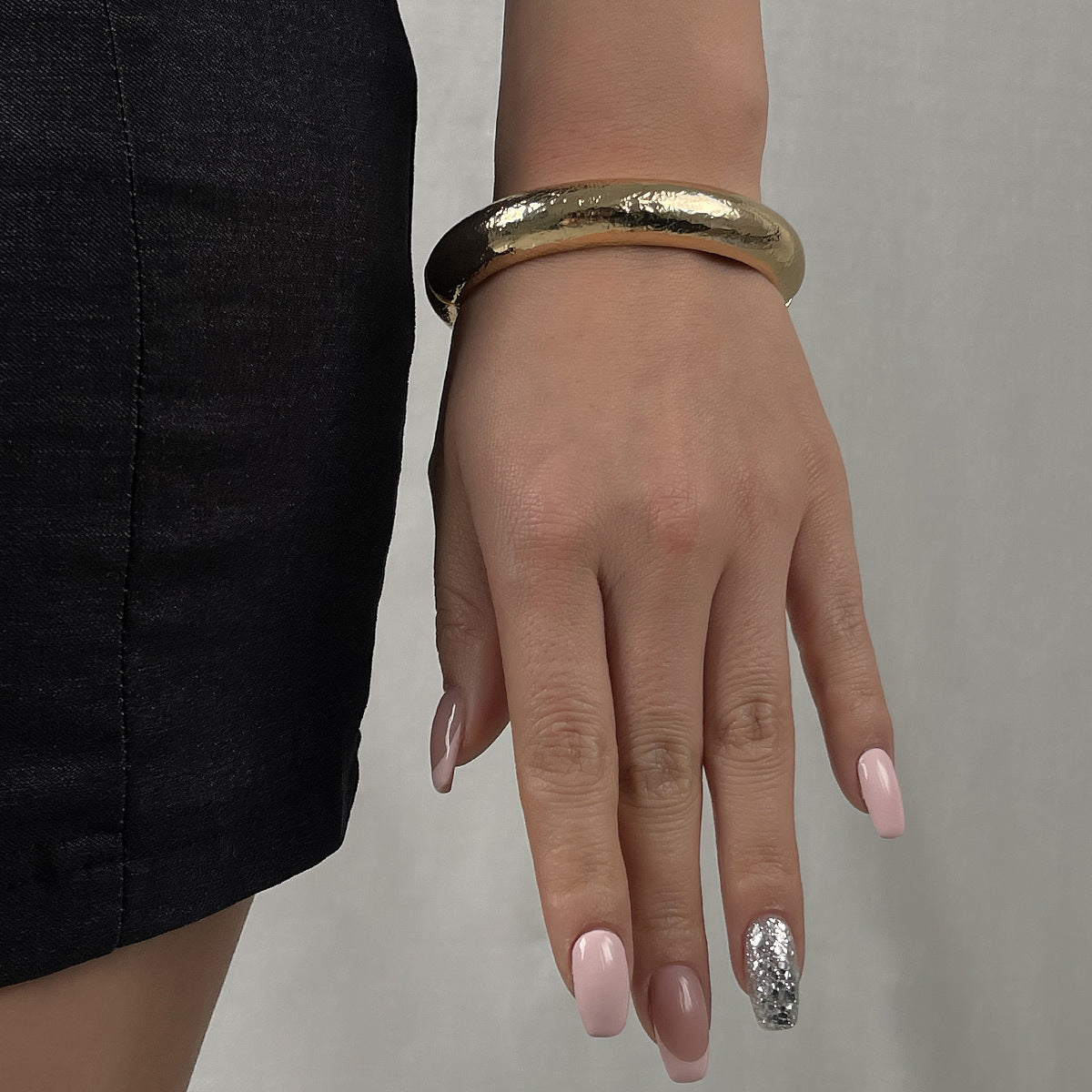 Pulsera geométrica minimalista de aleación para mujer con acabado chapado