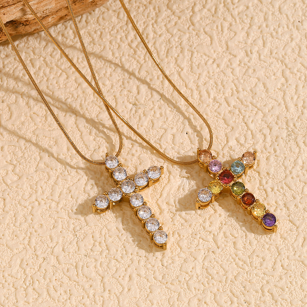 Collana con Ciondolo a Croce Minimalista alla Moda da Donna in Acciaio Inossidabile Placcato Oro 18K e Intarsio di Strass Colorati su Catena Serpentina