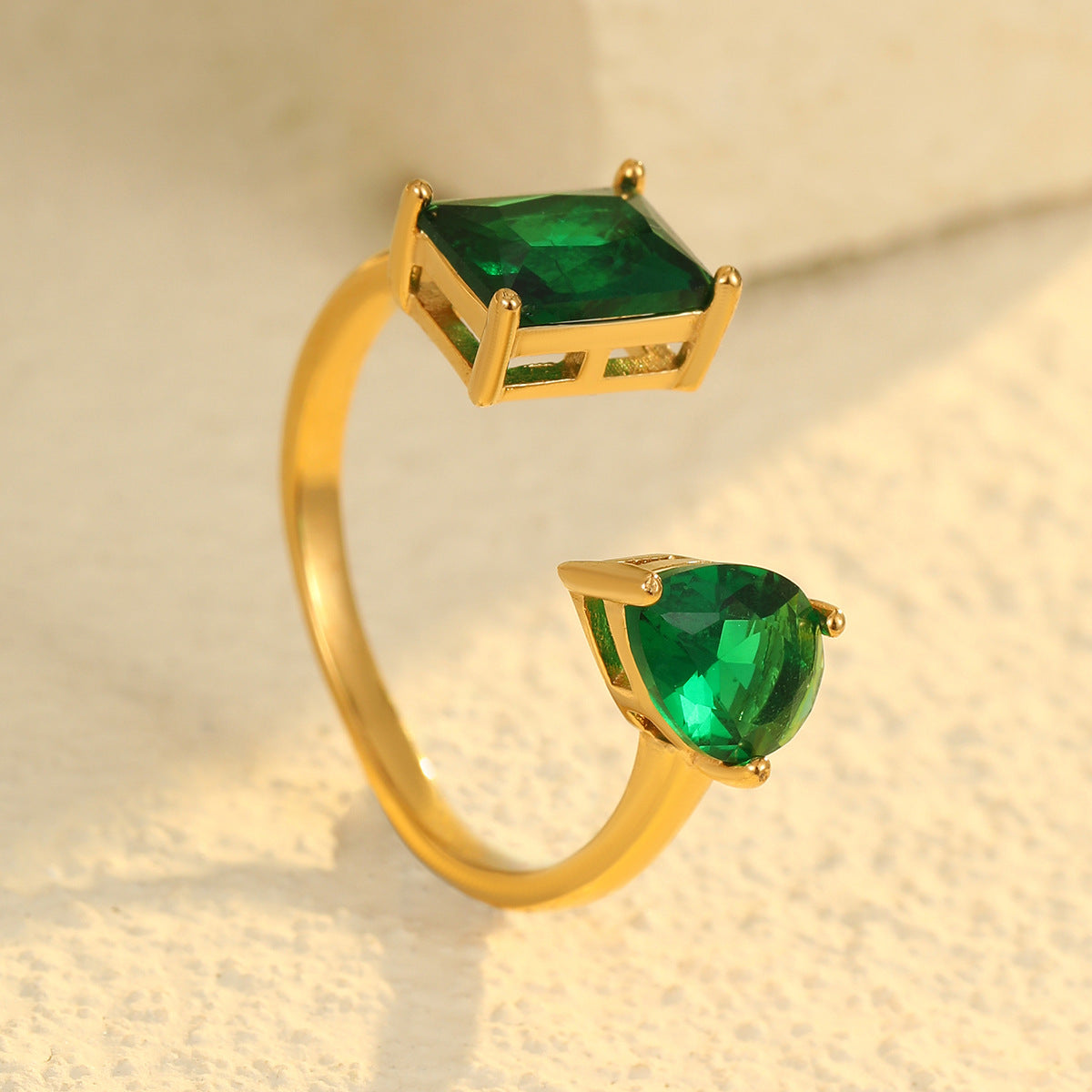 Anello da donna in acciaio inossidabile a forma di goccia d'acqua geometrica minimalista con finitura galvanica e zirconi colorati micro-incastonati