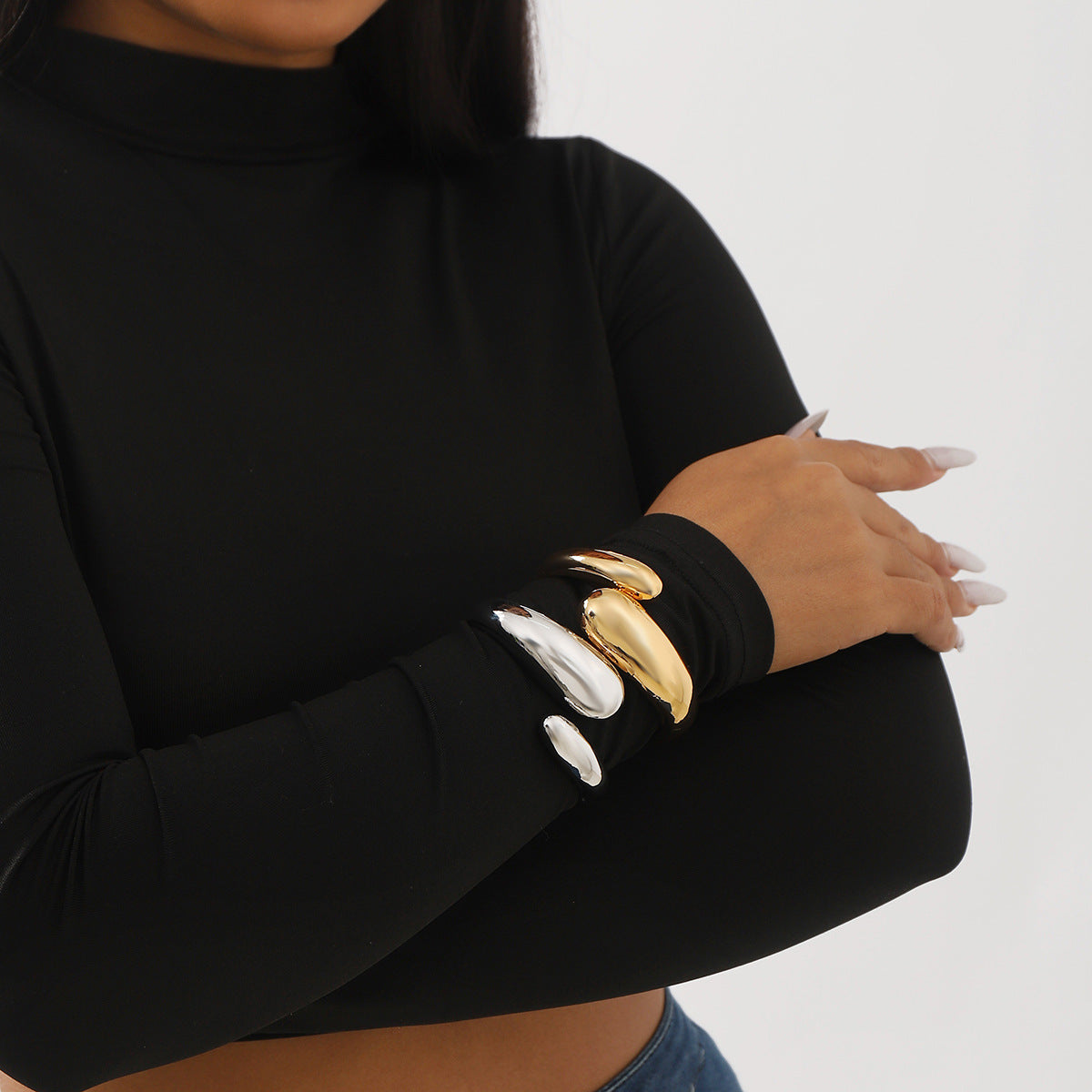 Pulsera geométrica de aleación dulce y atrevida con diseño irregular de doble cabeza, brazalete minimalista electrochapado de estética fría para mujer
