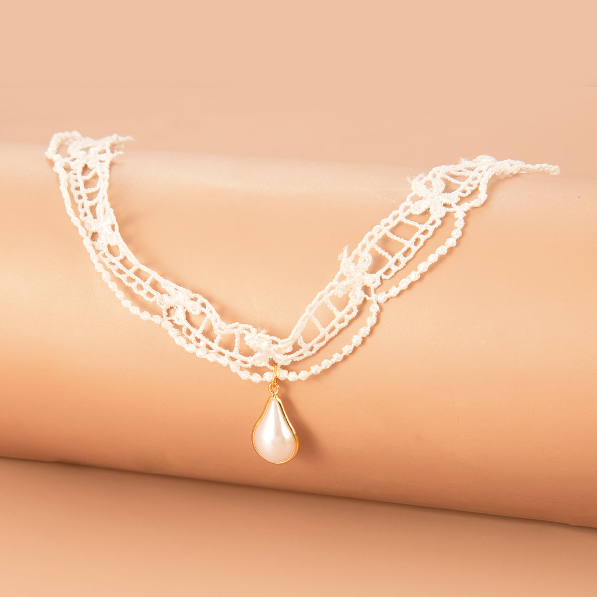 Collana girocollo Gothic Lolita con fascia in velluto, accenti floreali e geometrici, ciondolo in lega per donna