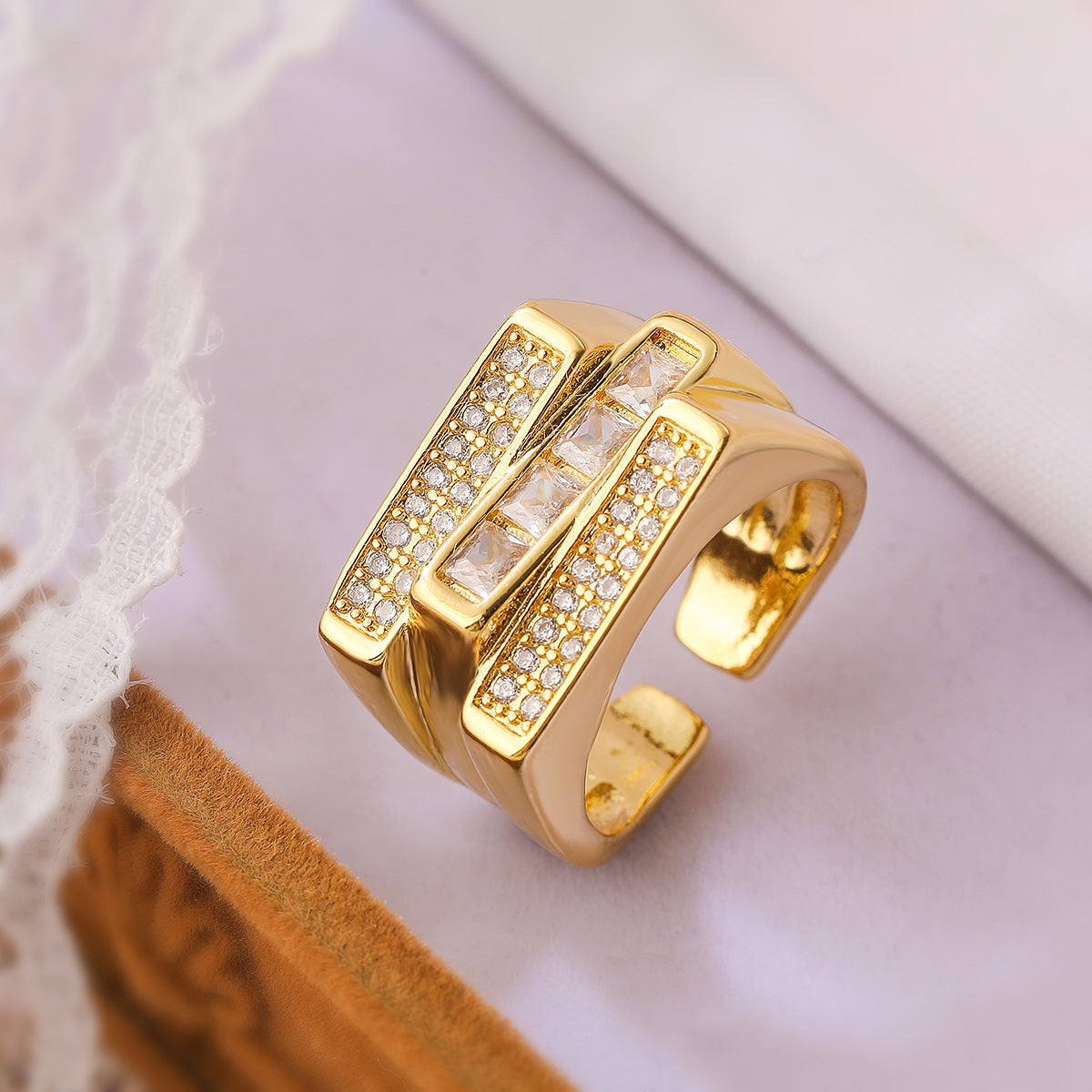 Anello Aperto Geometrico Minimalista da Donna in Rame con Placcatura in Oro 18K e Intarsio in Zirconi