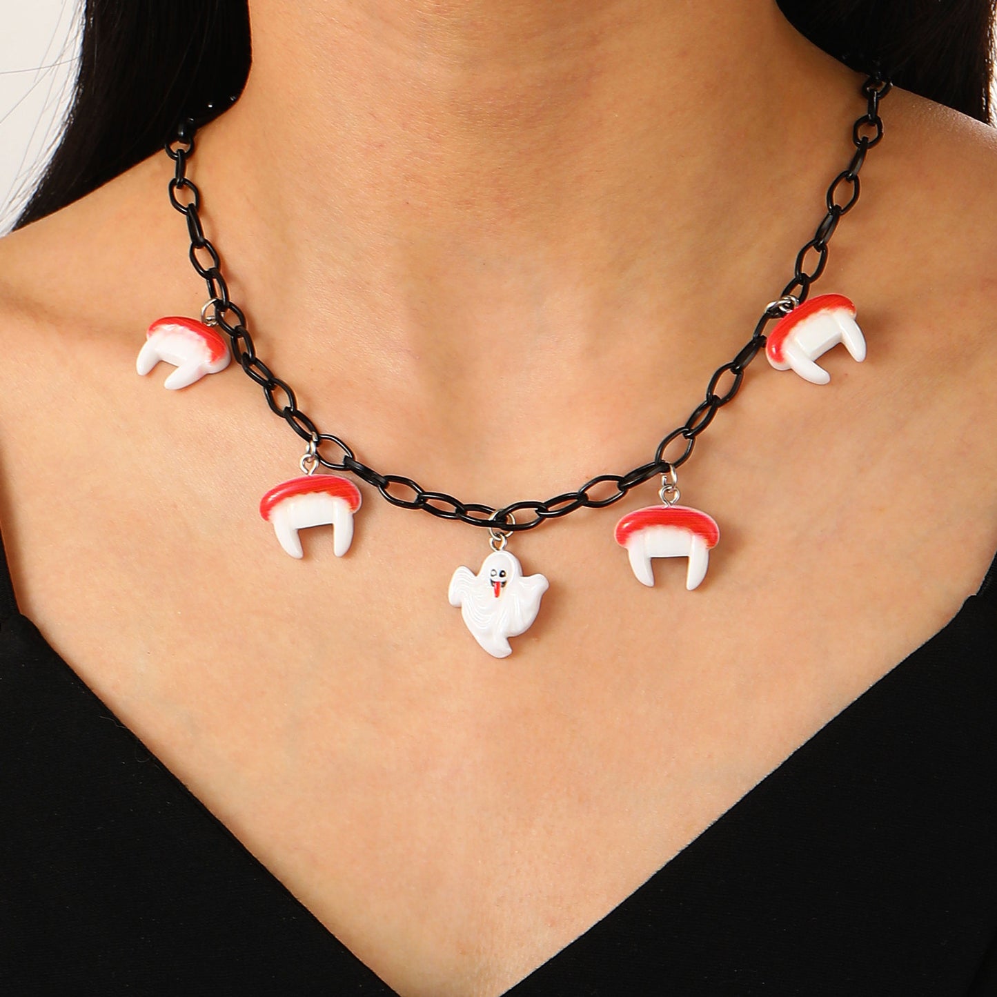 Collana in resina con fantasmino zucca a tema Halloween con finitura placcata, unisex