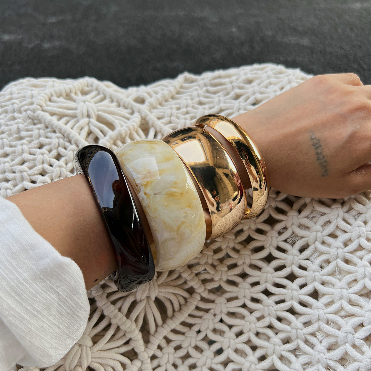 Elegant Gradient Geometric Round Resin Plated Bangle for Women