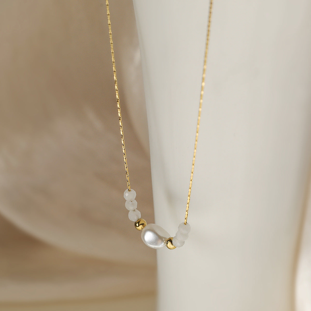 Collana da Donna Minimalista Geometrica in Acciaio Inox con Perline Elegante Versatile a Catena per Clavicole