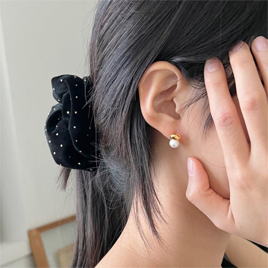 Pendientes Minimalistas Dulces de Plata Esterlina 925 Geométricos con Letras y Perlas de Concha Bañados en Oro