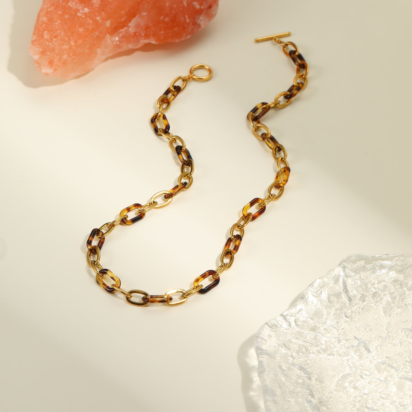 Collana da donna alla moda in acciaio inossidabile con elementi geometrici, inserti in resina e finitura placcata