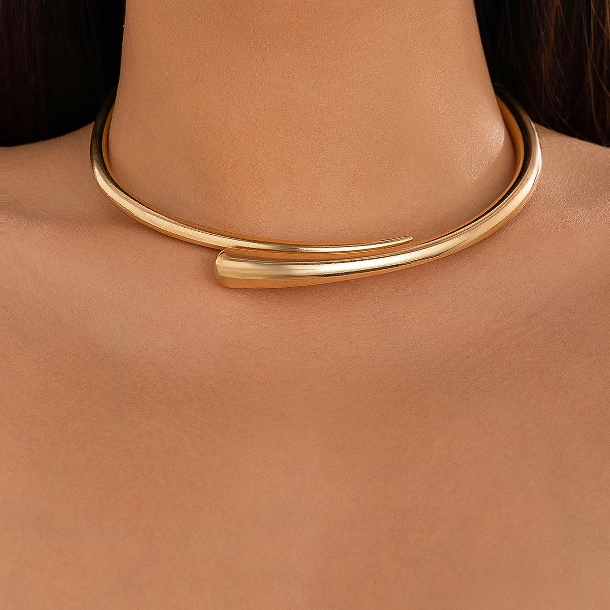 Collana girocollo minimalista in lega geometrica da donna con design asimmetrico e irregolare