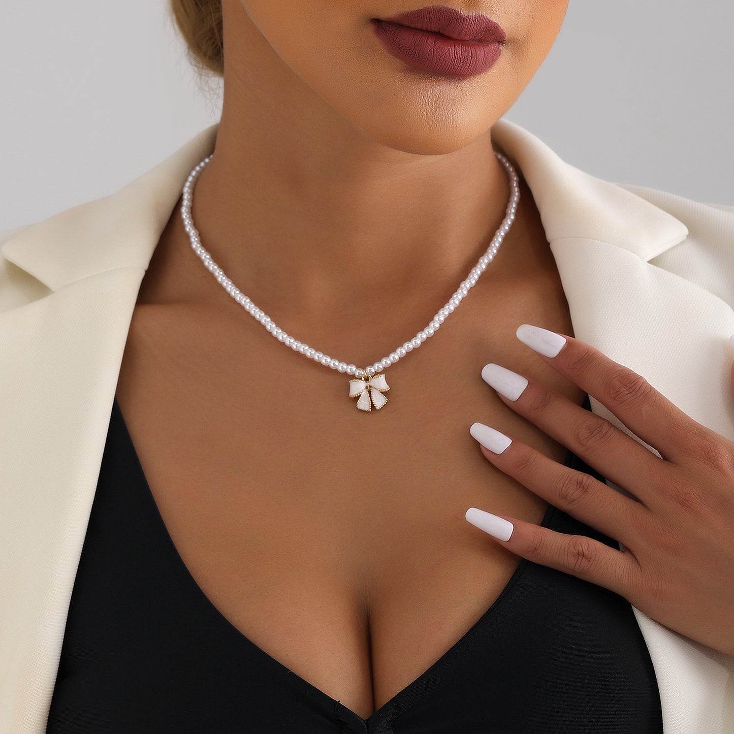 Elegant French-Inspired Bow Knot Clavicle Necklace for Women with Simulated Pearl Pendant and Gold-Plated Alloy Hardware