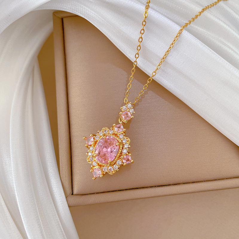Collana con ciondolo a rombo rosa in stile cartone animato in acciaio al titanio con intarsio completo di strass per donne e uomini
