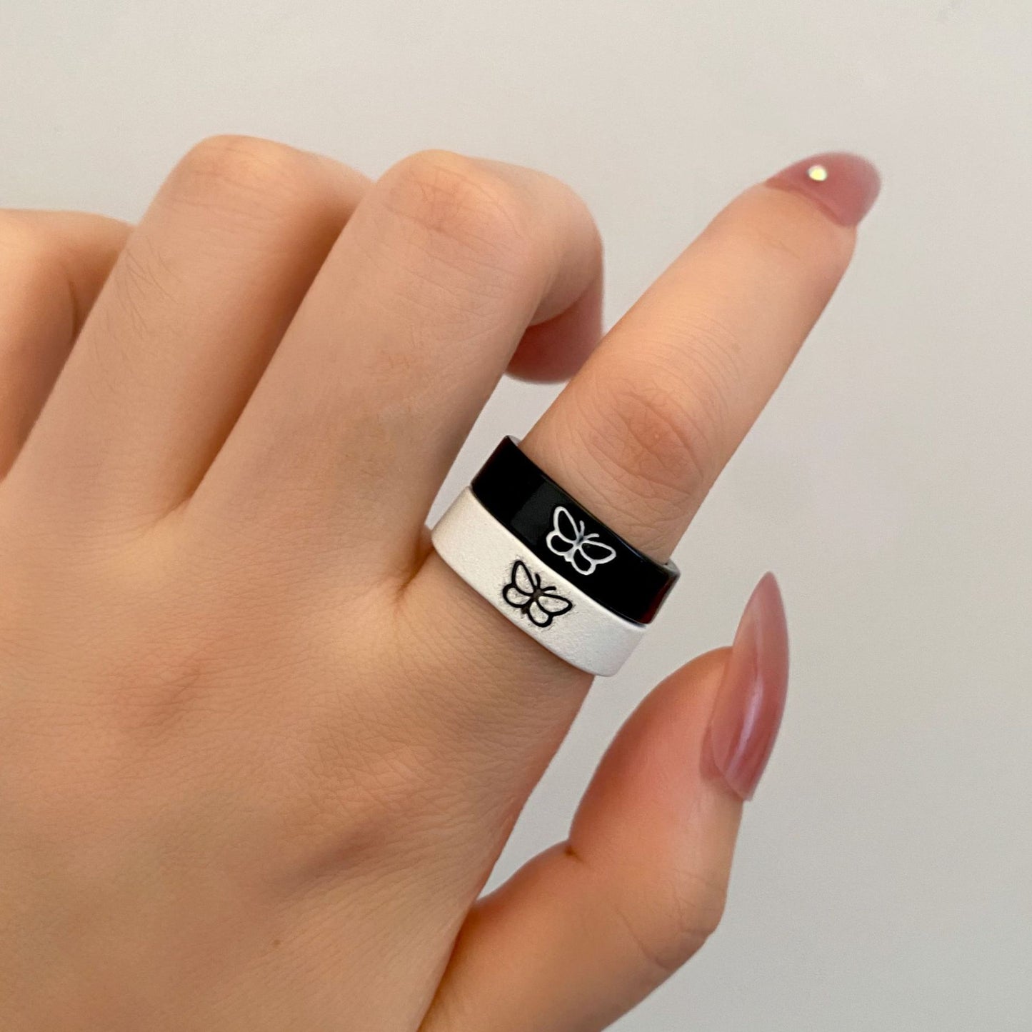 Juego de anillos de resina tallada de mariposa minimalista en blanco y negro para mujer