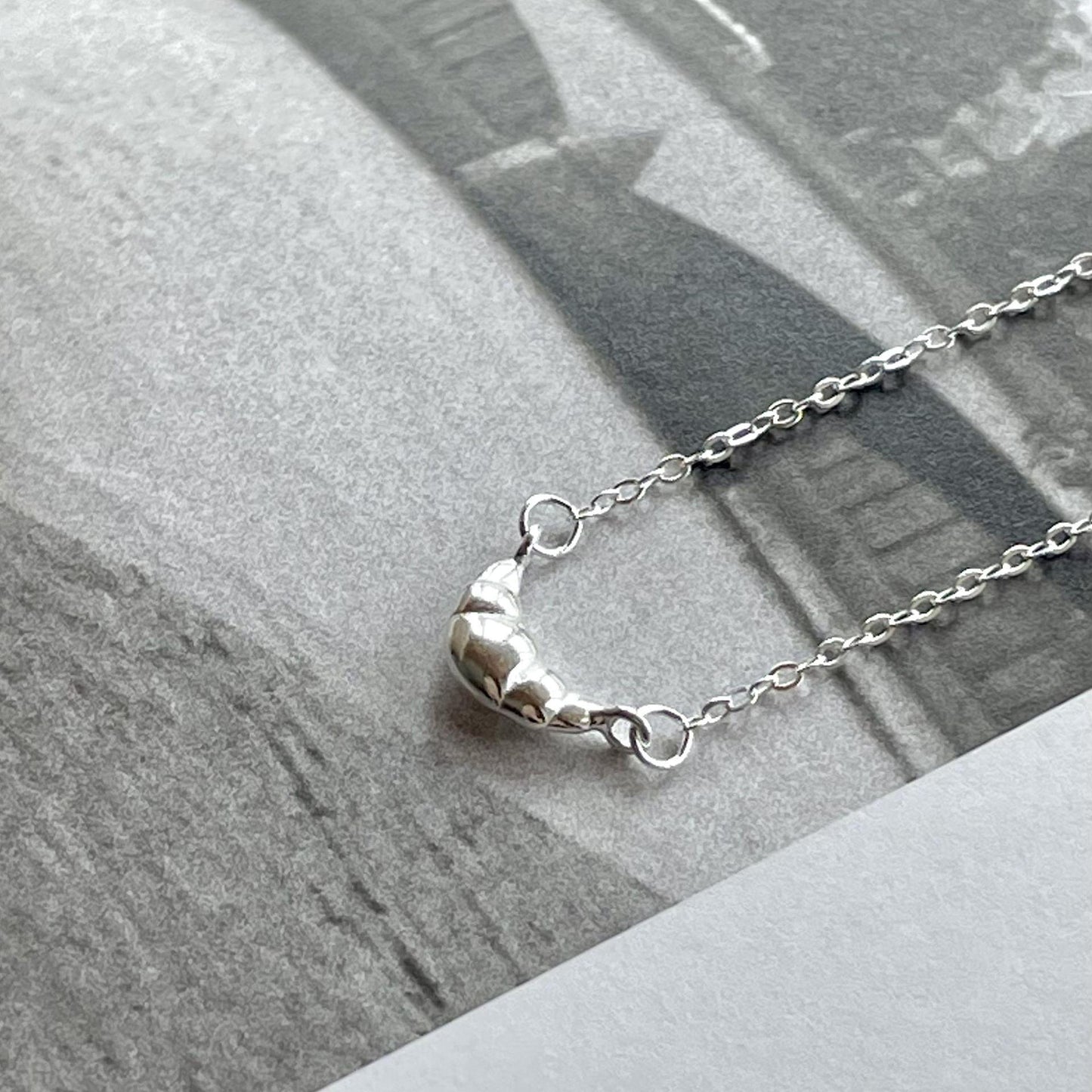 Collana pendente a forma di corno tono freddo minimalista in argento sterling 925 con accenti geometrici