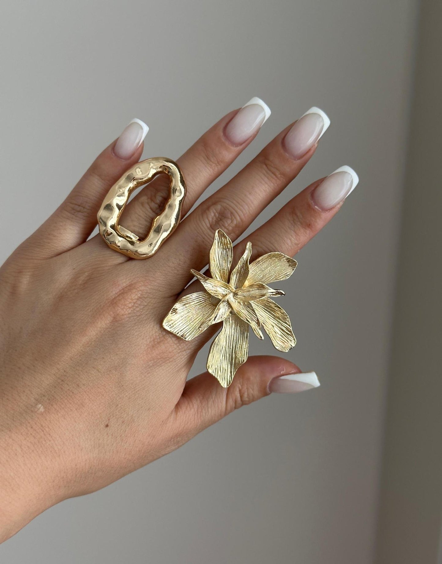 Fashion Minimalist Floral Plated Alloy Hammered Bracelet for Women