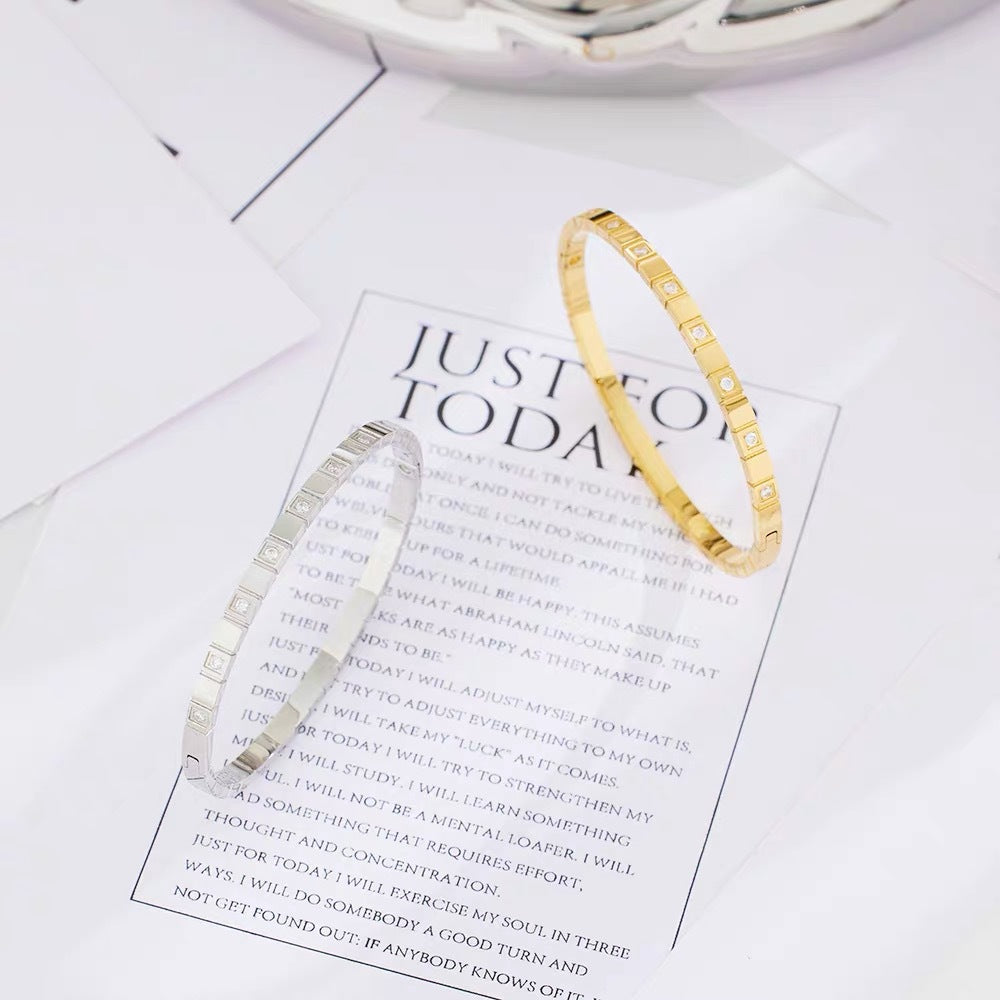 Bracciale a Polsino Minimalista di Lusso in Acciaio al Titanio da Donna con Design Geometrico Quadrato e Intarsio di Strass
