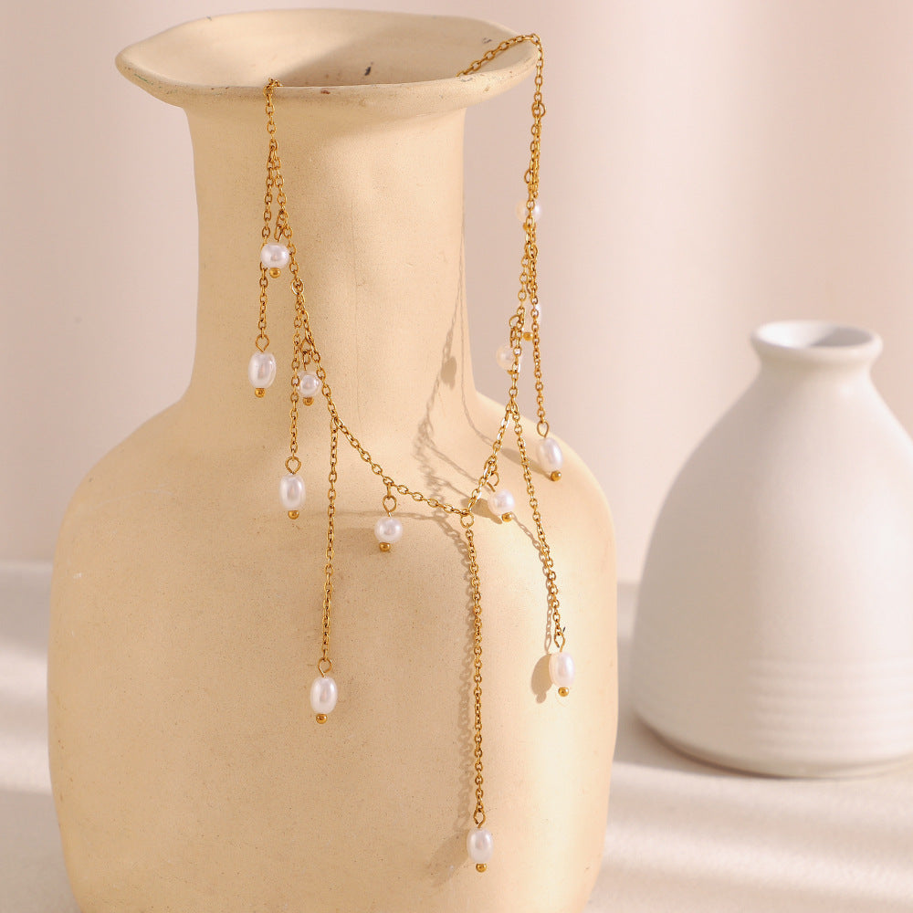 Fashionable Vintage-Inspired Geometric Pendant Necklace in Stainless Steel with 18K Gold Plating and Imitation Pearl Fringe for Women