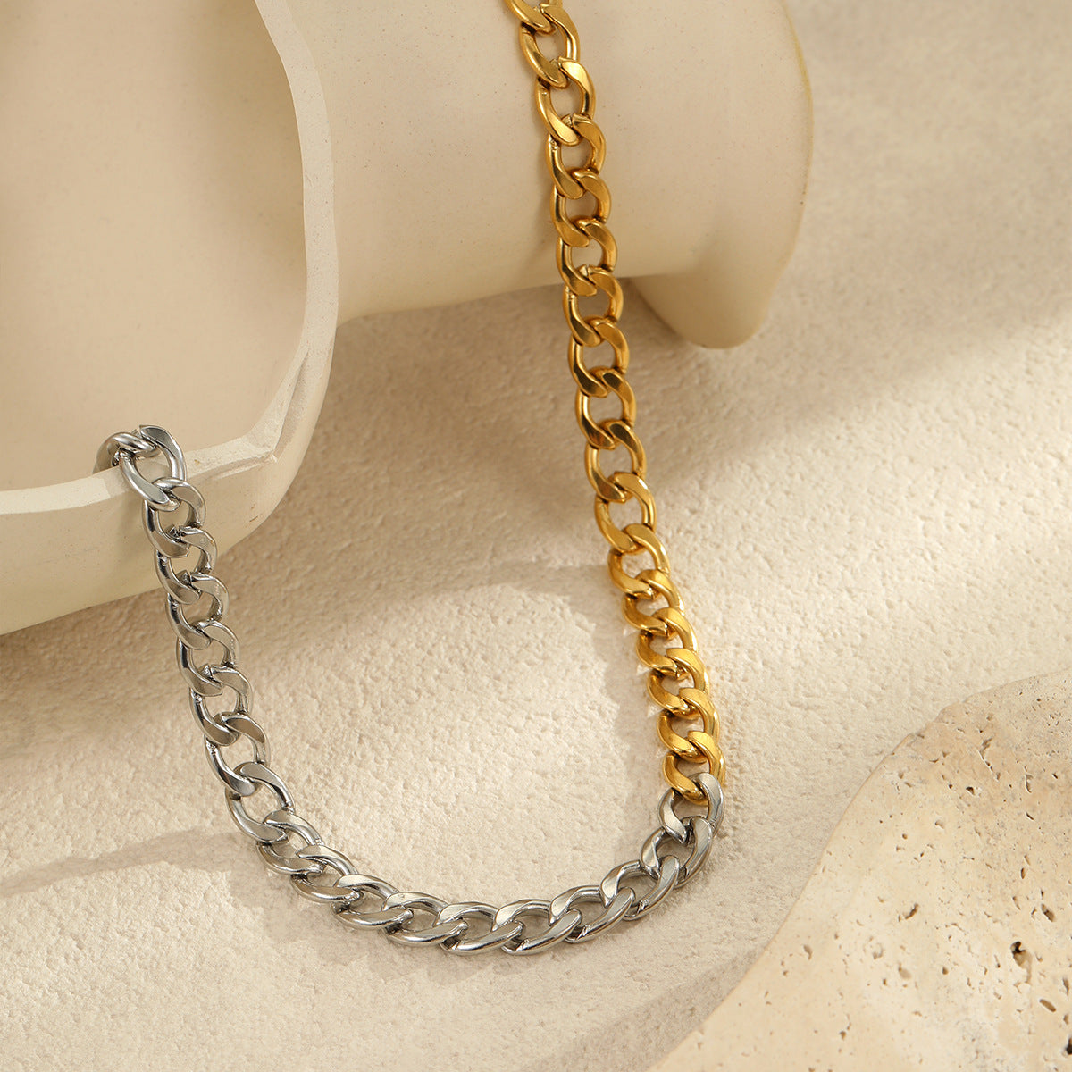 Collar con Colgante Geométrico de Acero Inoxidable con Baño de Oro de 18K para Mujer, Estilo Moderno para la Oficina