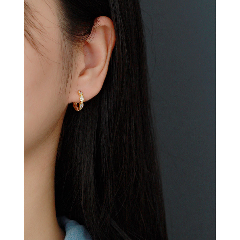 Orecchini da donna ovali geometrici con intarsi in zirconi cubici in argento sterling 925, dal design minimalista ed elegante
