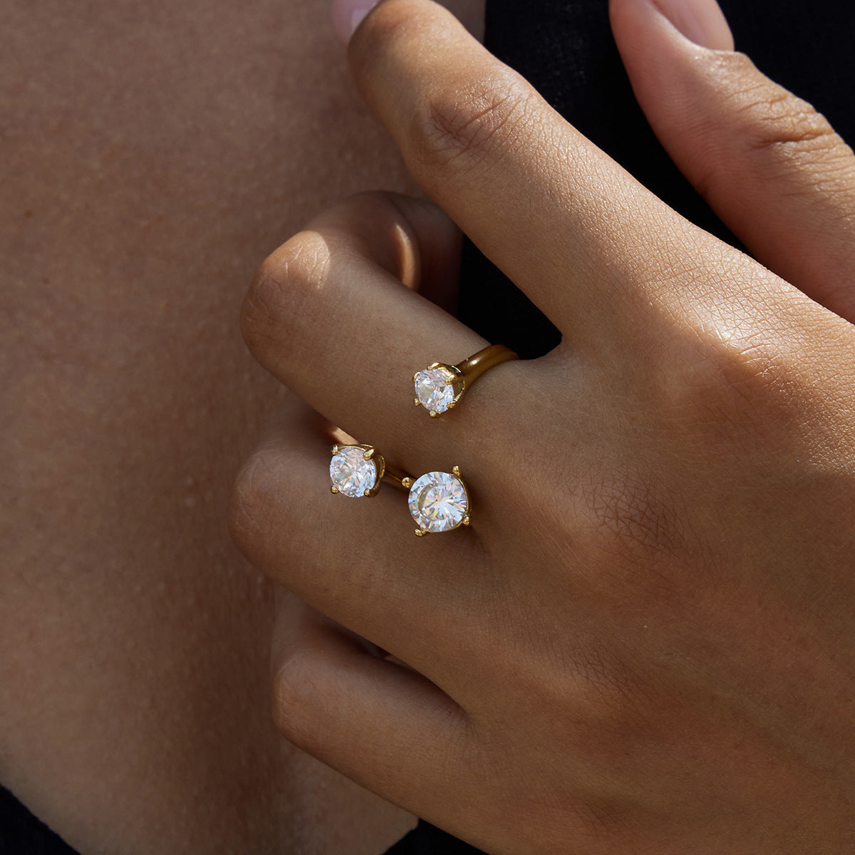 Anello Geometrico in Acciaio al Titanio con Intarsio in Zirconi Placcato per Donna, Fascia Minimalista alla Moda in Acciaio Inossidabile