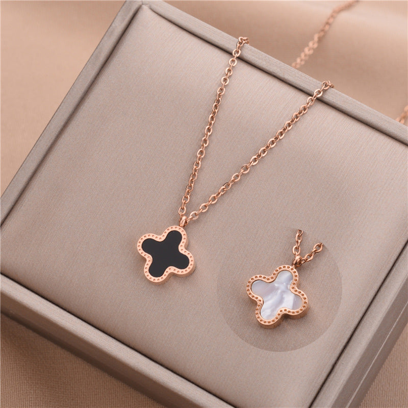 Collar minimalista con colgante de trébol de cuatro hojas para mujer en acero de titanio con chapado en oro rosa de 18 quilates