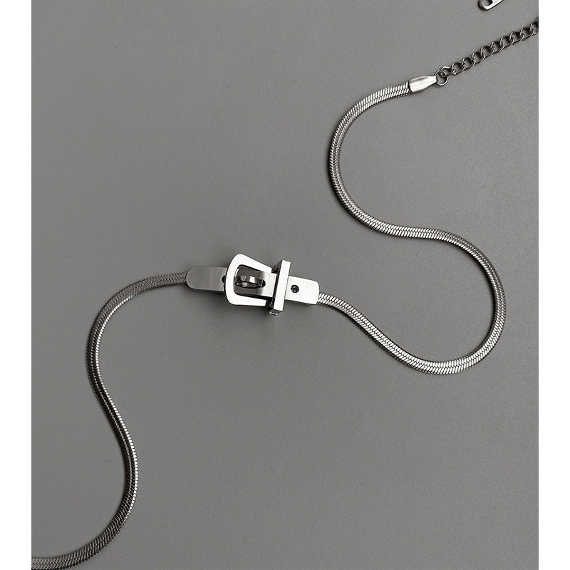 Collar con colgante de cadena de serpiente chapado en acero titanio, dulce y atrevido, para mujer, para la clavícula