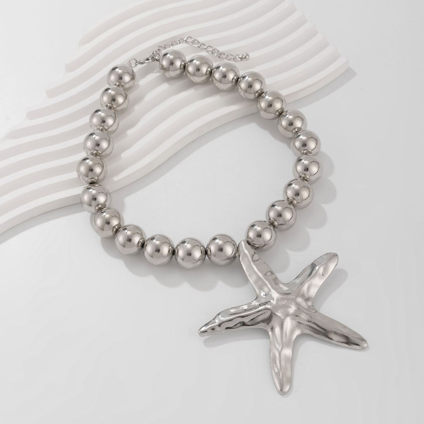 Collana da donna con perle artificiali a forma di stella in stile vacanza con pendente in lega placcata e catena di perle