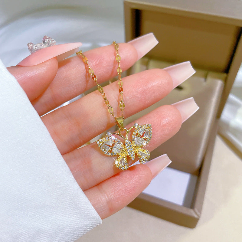 Collana pendente a farfalla minimalista in acciaio al titanio da donna con intarsio in strass e delicata catena clavicola