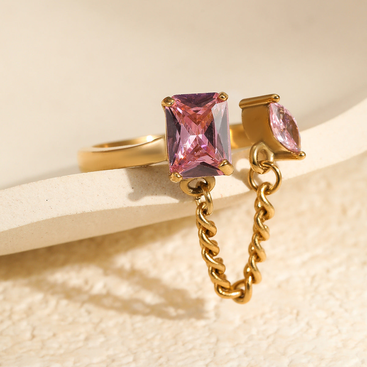 Anillo Minimalista de Acero Inoxidable con Forma de Uva y Acabado Chapado para Mujer