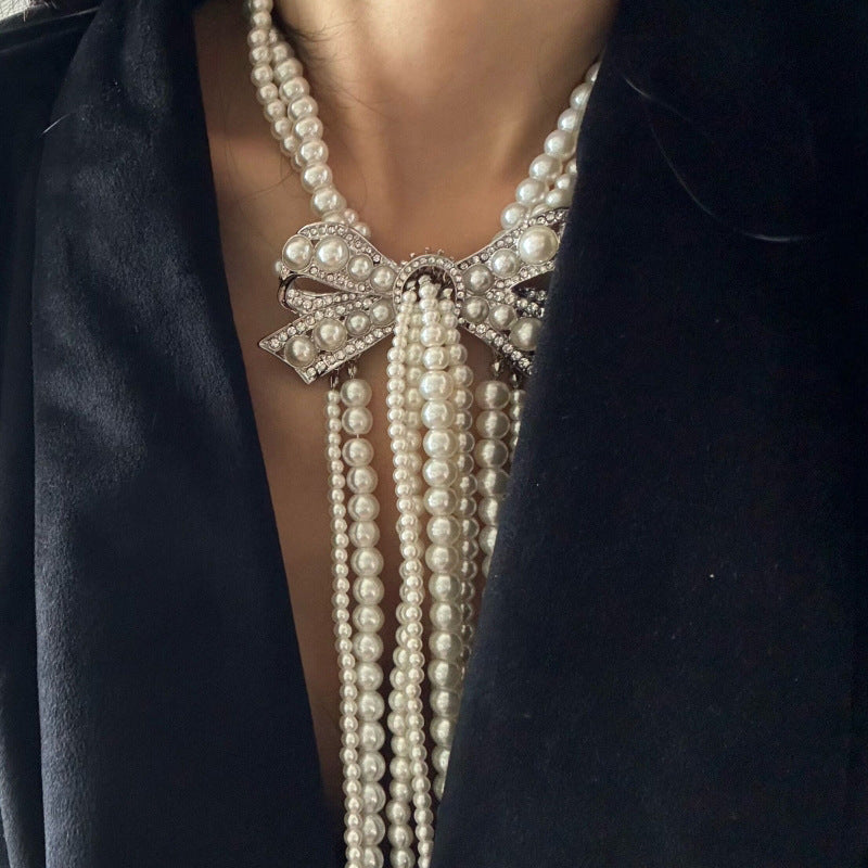 Elegante collar con colgante de lazo de diamantes de imitación de estilo francés en aleación con detalles de perlas de imitación, delicada cadena para la clavícula para mujer