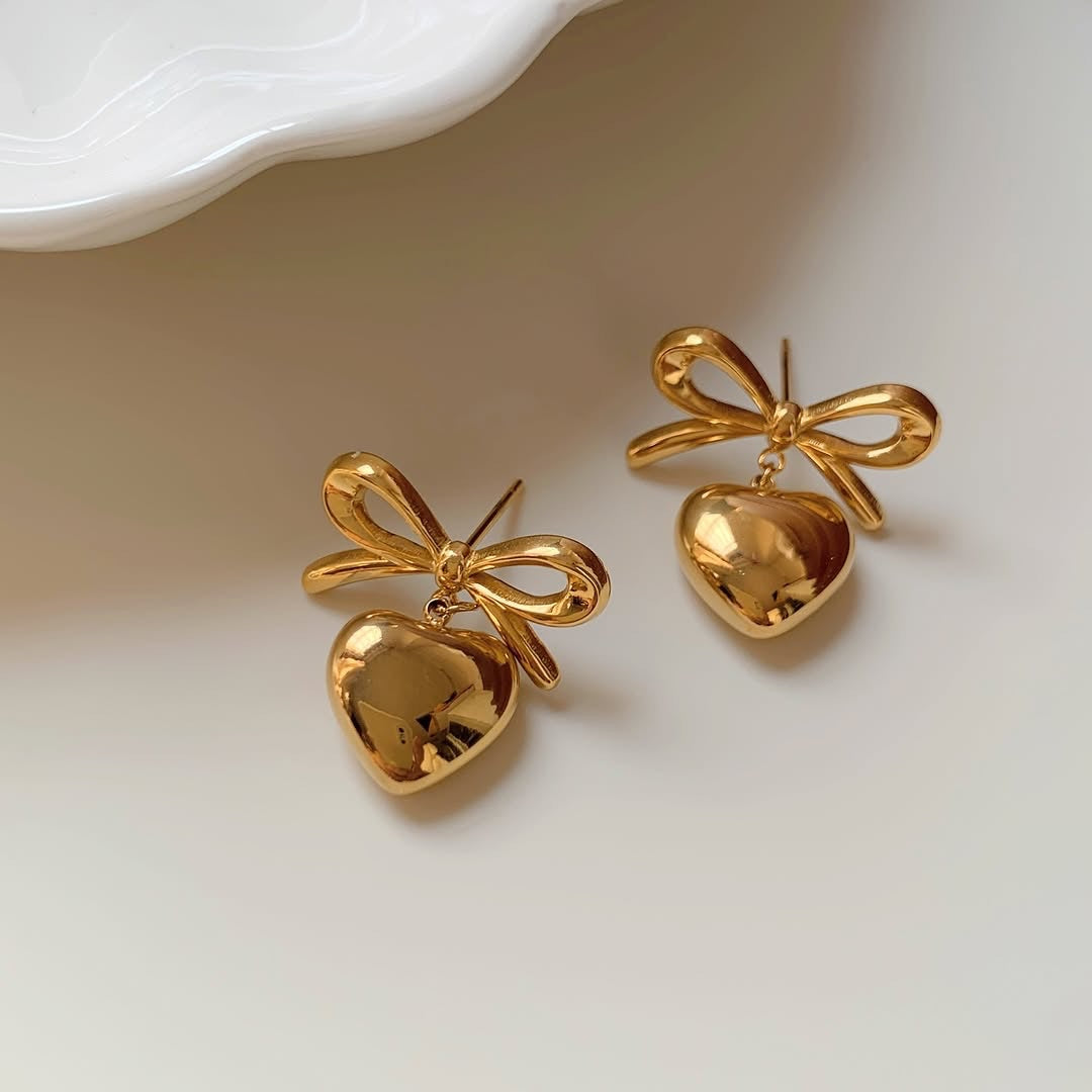 Orecchini a perno da donna in acciaio inossidabile a forma di cuore con fiocco chic, dallo stile unico e personalizzato