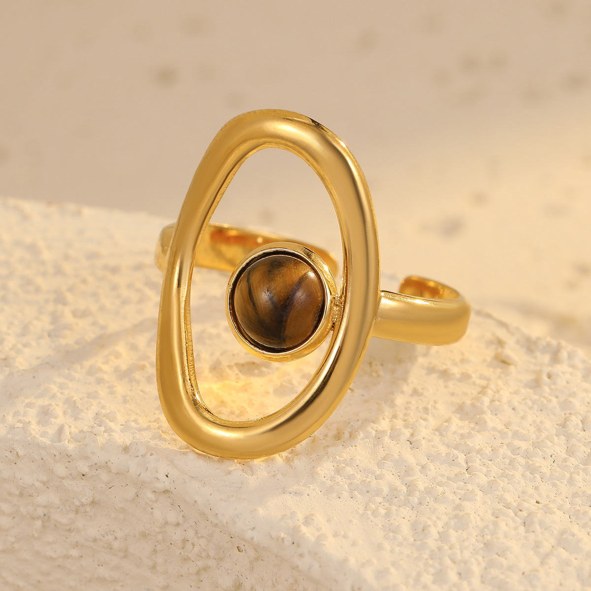 Anillo de acero inoxidable hueco con diseño geométrico vintage e incrustaciones de piedra natural, chapado en acero de titanio, banda de moda para mujer para uso en la oficina