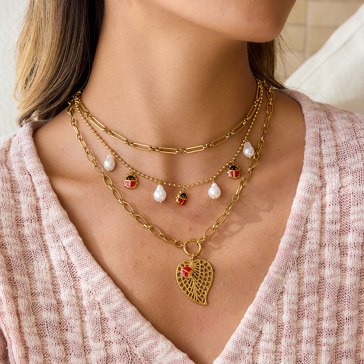 Collar con colgante minimalista de mariquita y hoja para mujer, de acero inoxidable con acabado chapado