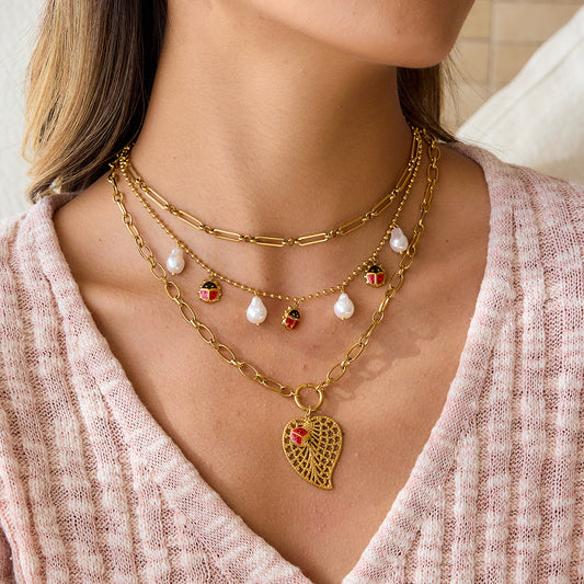 Collana con ciondolo minimalista a coccinella e foglia da donna, in acciaio inossidabile con finitura placcata