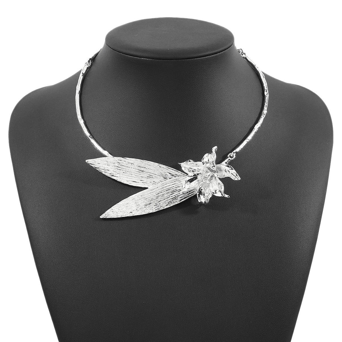 Collar de aleación con hojas florales exageradas para mujer con diseño llamativo y delicada cadena tipo gargantilla
