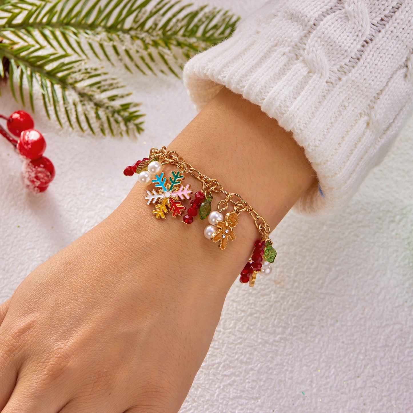 Pulsera de aleación con temática navideña con dijes de muñeco de nieve, reno, copo de nieve, hombre de jengibre, bastón de caramelo, cristal y cuentas, acabado chapado