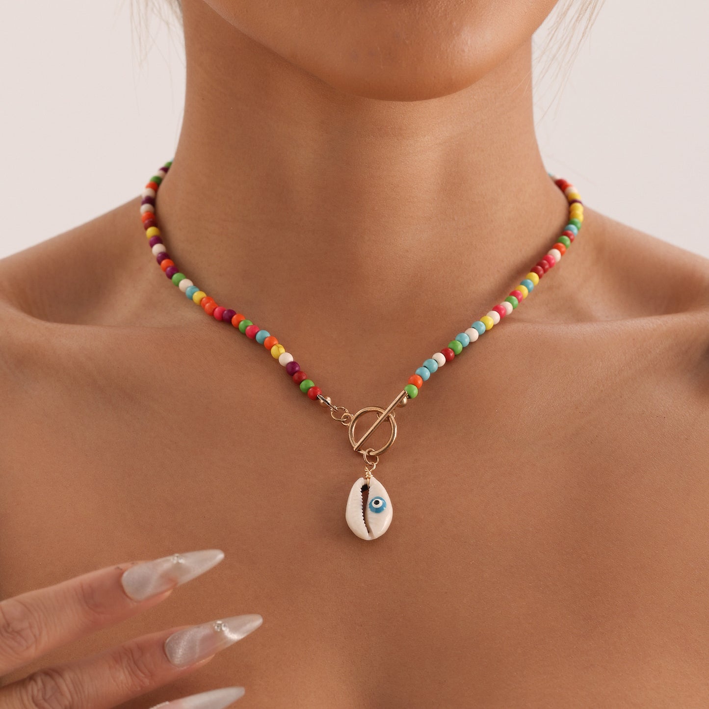 Collar bohemio geométrico de cuentas turquesas con dije de concha y acabado chapado para mujer