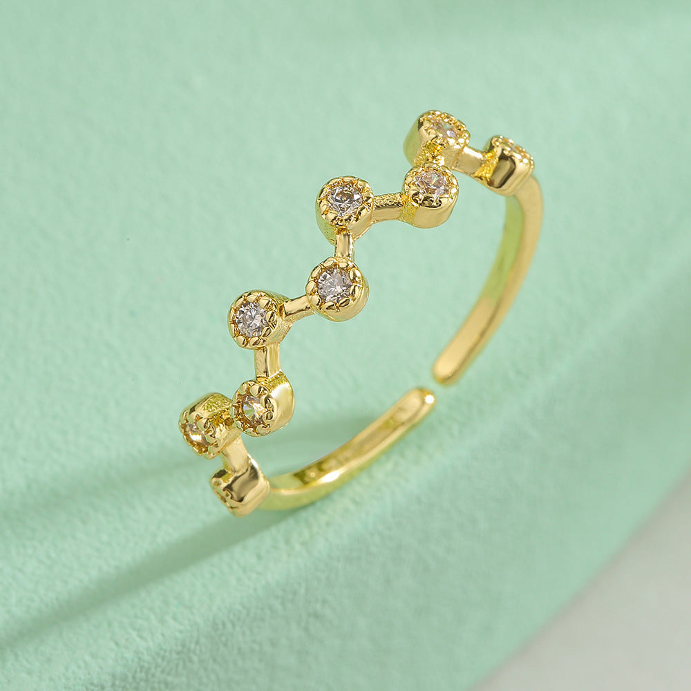 Anello aperto da donna minimalista e geometrico, in ottone placcato oro vero e intarsiato con zirconi cubici