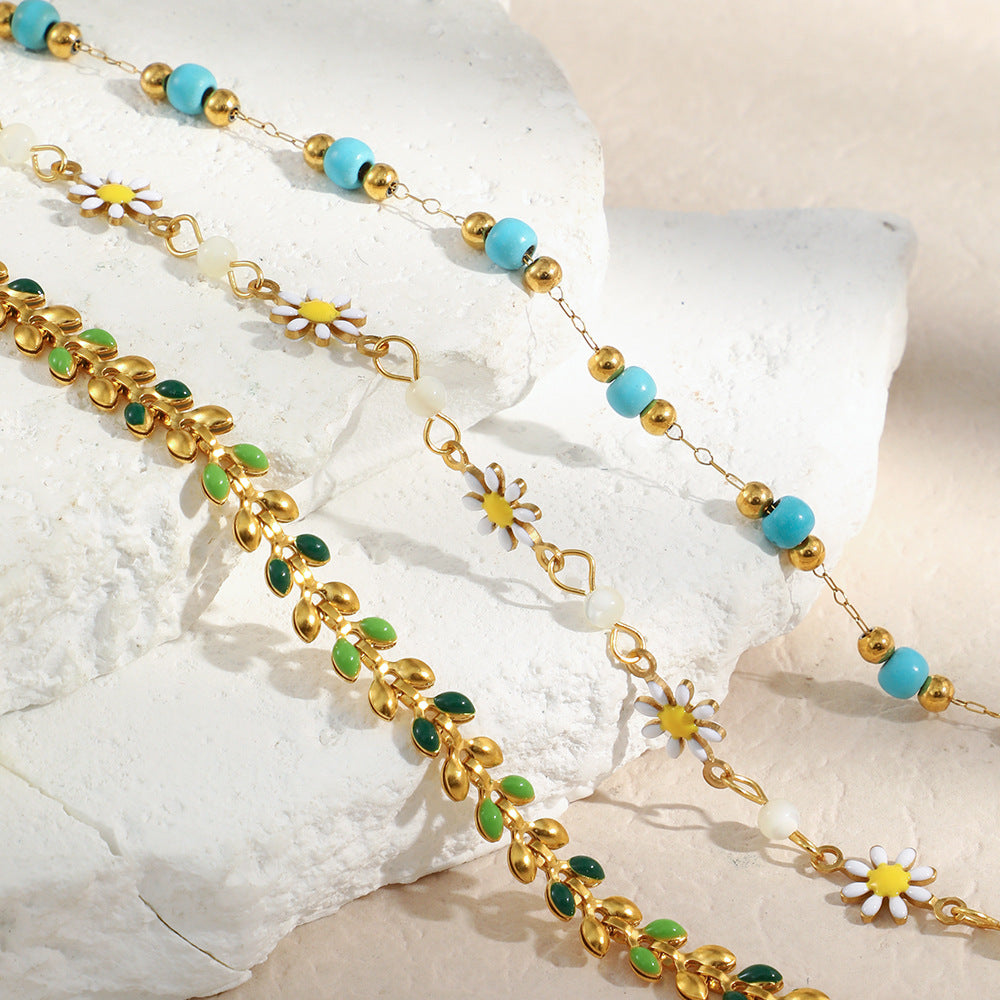 Pulsera minimalista de acero inoxidable con dije de margarita, detalles esmaltados y chapado en oro de 18 quilates para mujer