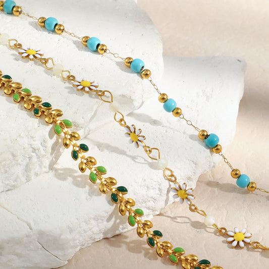 Bracciale da donna in acciaio inossidabile con ciondolo a margherita minimalista, dettagli smaltati e placcatura in oro 18 carati