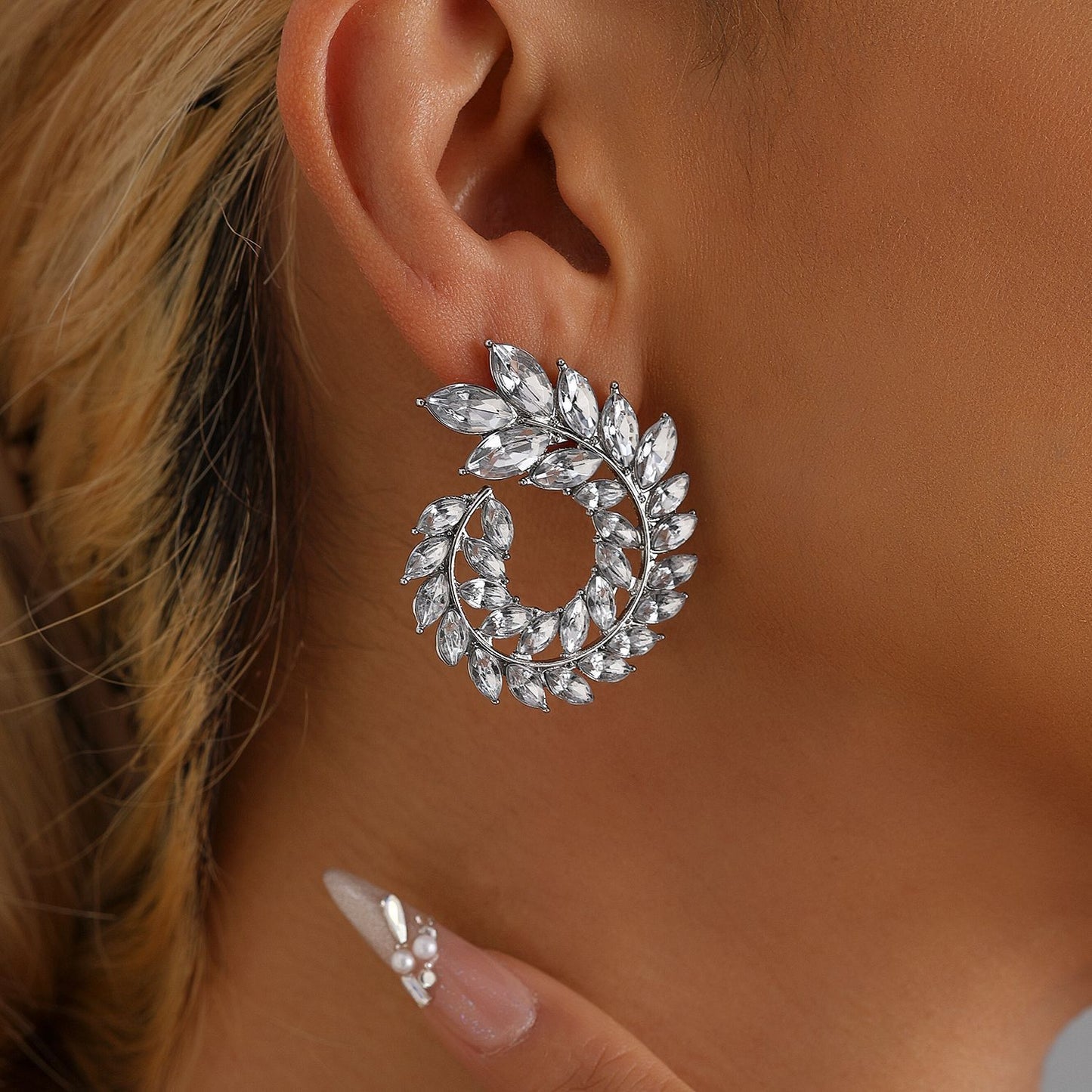 Pendientes llamativos chapados en aleación de zinc de diseño geométrico vintage con adornos de diamantes de imitación para mujer