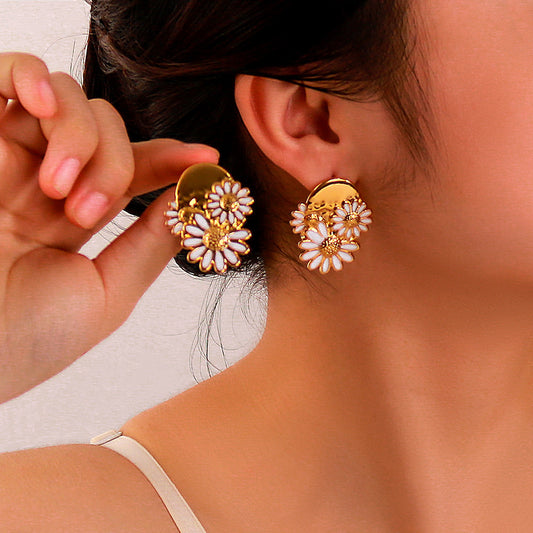 Orecchini a perno minimalisti a forma di margherita in acciaio inossidabile placcati oro 18 carati da donna