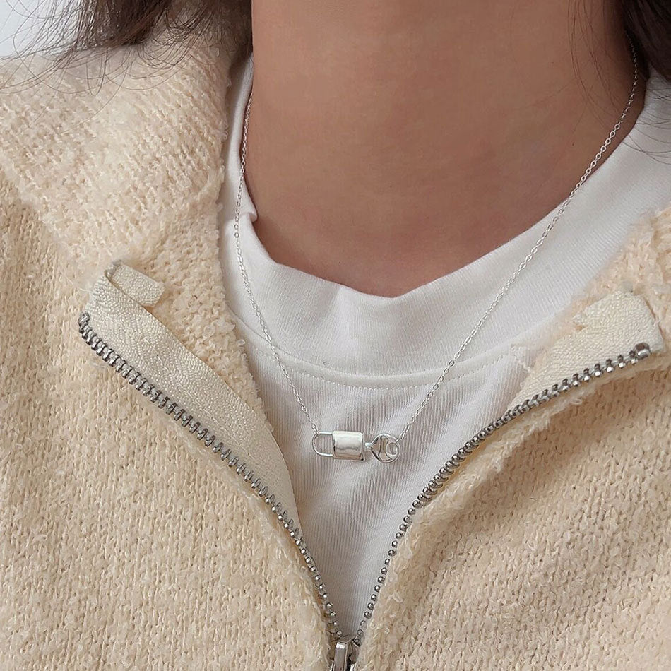 Collana con ciondolo a lucchetto e chiave geometrico minimalista in argento sterling 925