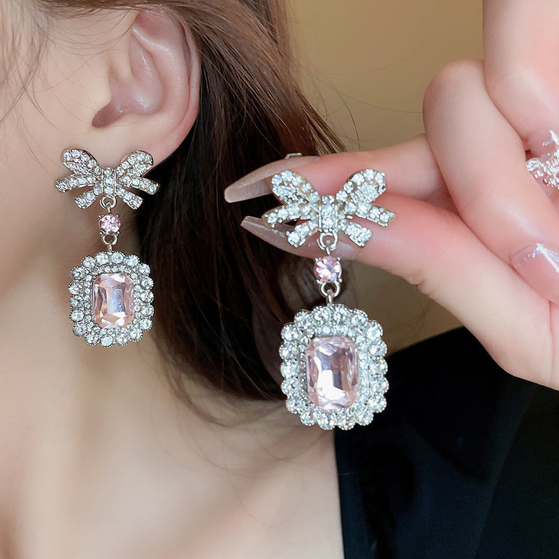 Orecchini a perno di lusso con lega geometrica irregolare e intarsio di strass, placcati argento, alla moda e versatili da donna