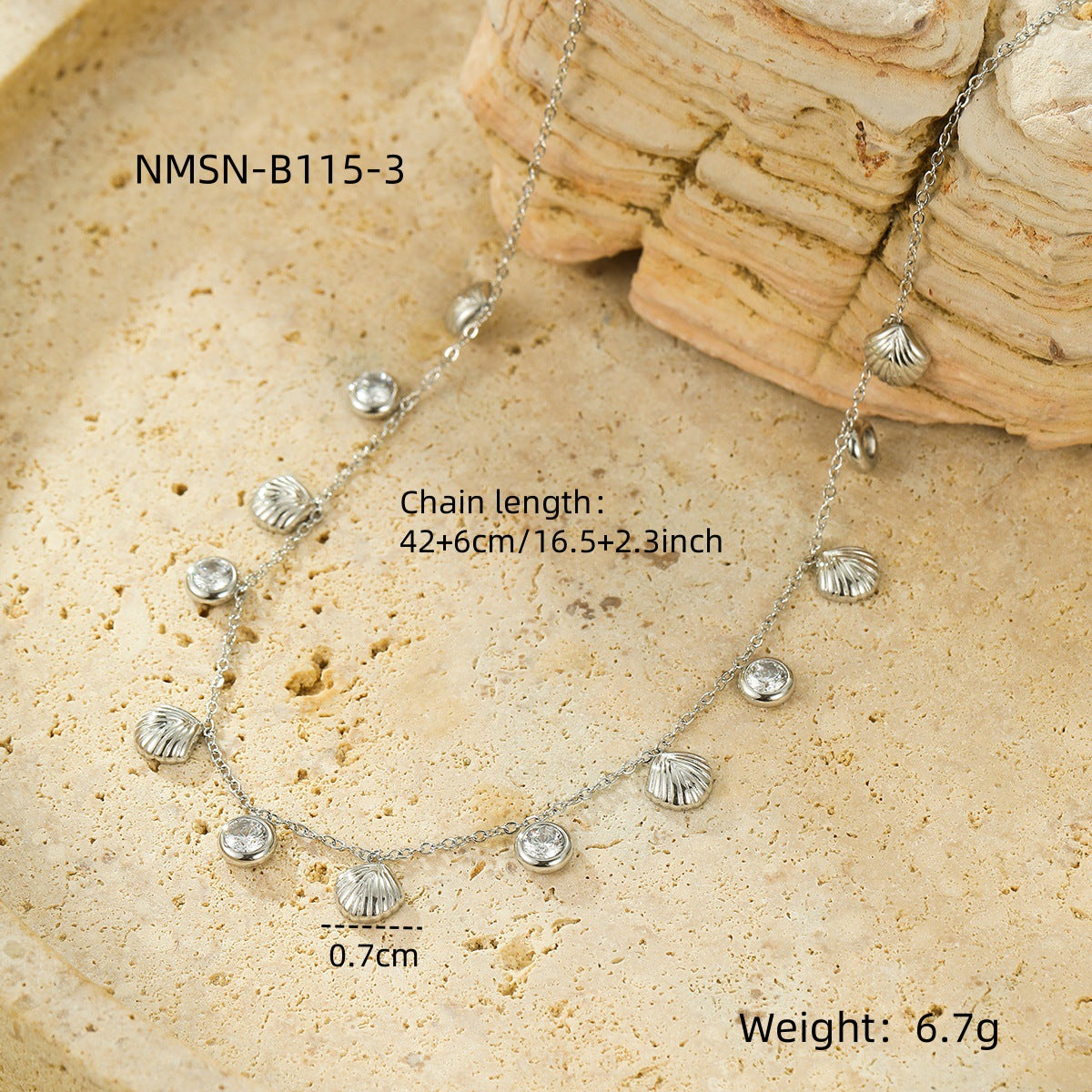 Collana da Donna Minimalista con Ciondolo a Conchiglia, Inlay in Zirconi Colorati e Catena a Serpente in Acciaio Inossidabile