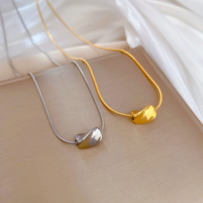 Collar de Acero de Titanio Geométrico Minimalista Retorcido para Unisex con Chapado en Oro