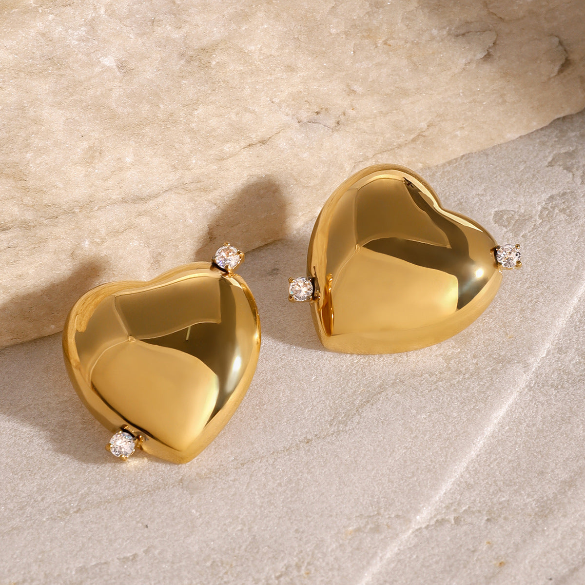 Pendientes de botón minimalistas en forma de corazón de acero inoxidable con incrustaciones de diamantes de imitación, acabado de acero de titanio hipoalergénico, elegante joyería de moda para mujer