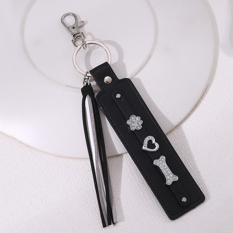 Portachiavi rettangolare Sweet and Edgy con lettera in similpelle