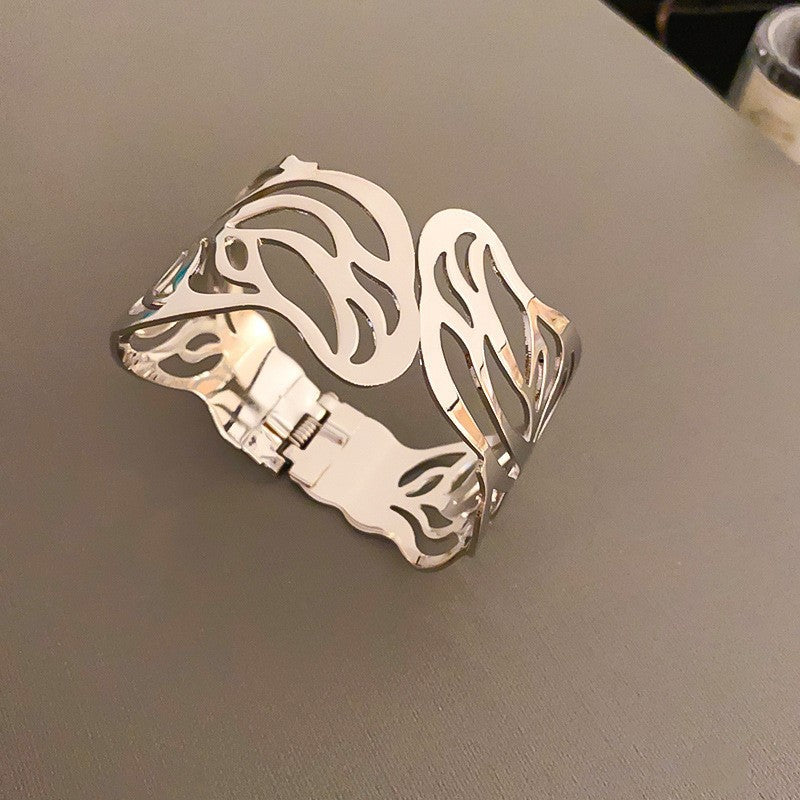Bracciale a manetta in metallo elegante e robusto con finitura placcata, forma geometrica rotonda, accessorio di lusso alla moda per pendolari