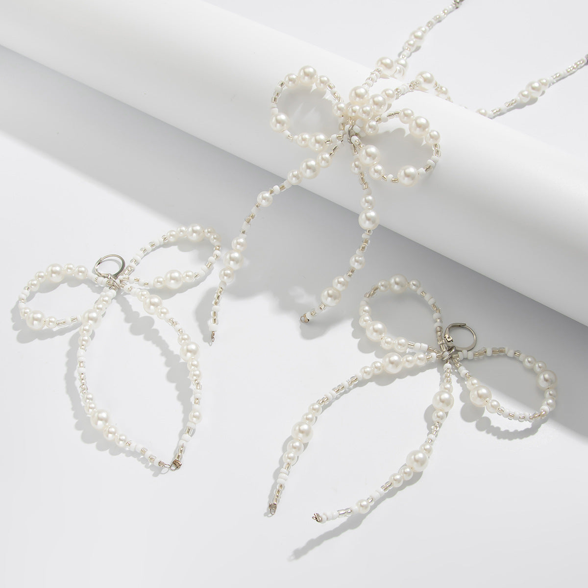 Elegante collana lunga con fiocco e nappa in stile minimalista con ciondolo di perla imitazione su catena a sfere da donna