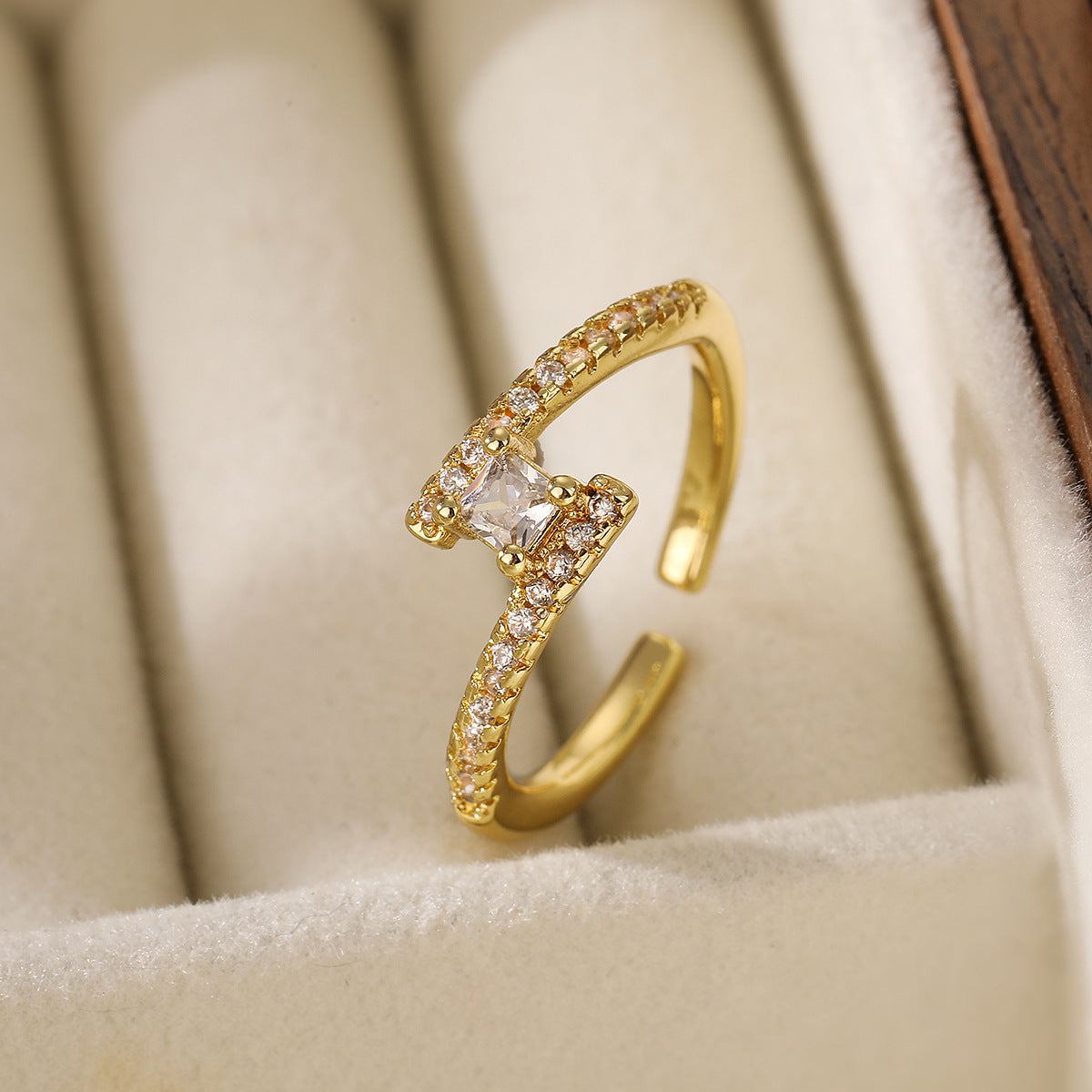 Anello Geometrico Minimalista Regolabile da Donna in Ottone con Placcatura in Oro Vero e Zirconi Micro-Incastonati